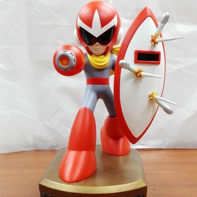 Alien holding shield resin scupture