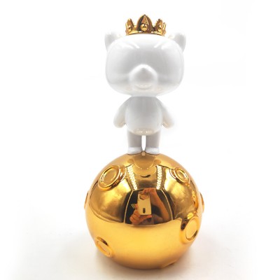 Crown bear art resin toy